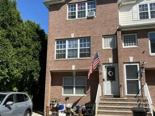 35 Daniella Ct, Staten Island, NY 10314