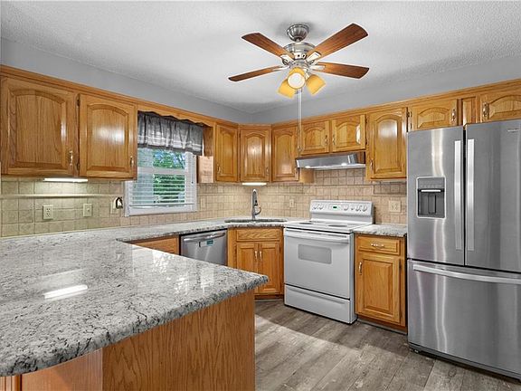 3rd image of 18200 Hanthorne Dr
