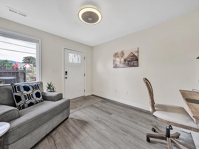 140 W Calhoun St — Photo 5