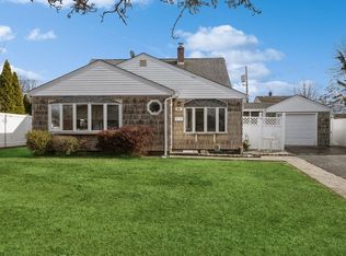 41 Wood Ln, Levittown, NY 11756