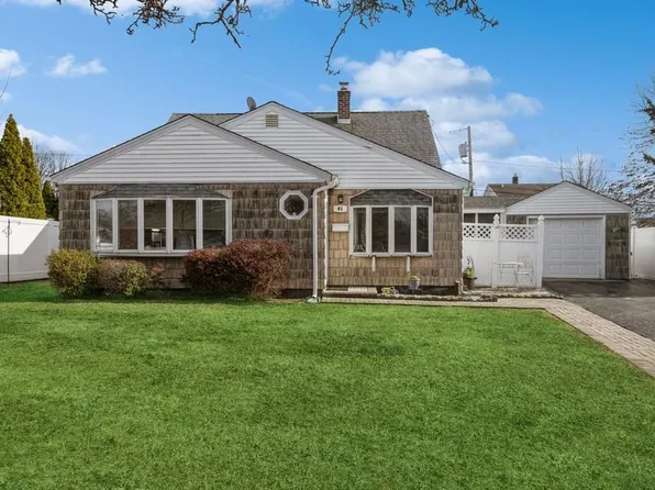 41 Wood Lane, Levittown, NY 11756