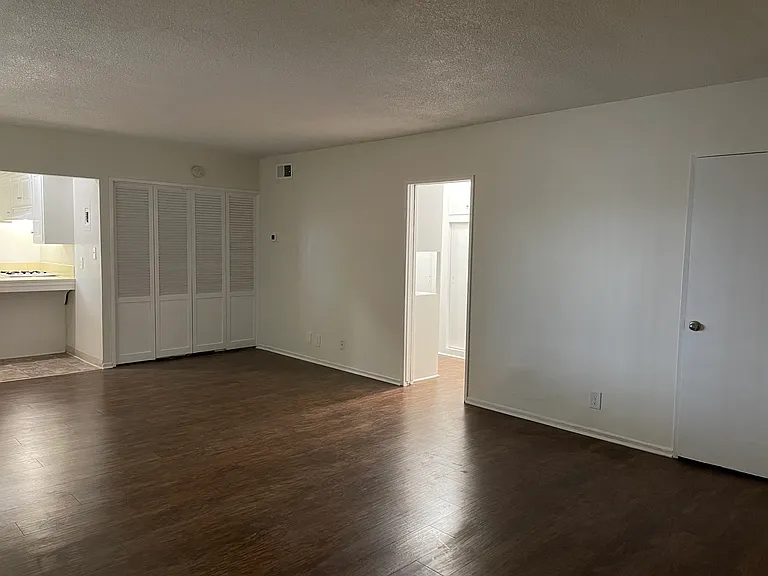 921 S Park Cir — Photo 8