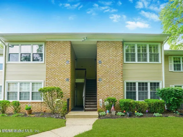 60 Arrowood Ct, Red Bank, NJ 07701