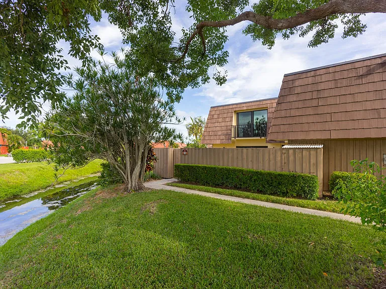 818 8th Ct — Photo 1