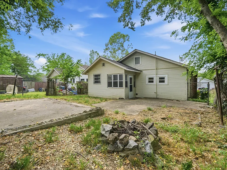 216 N Hickory St — Photo 23