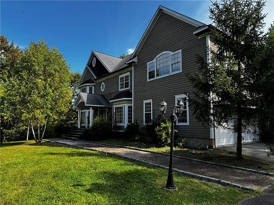 1st image of 4 Townsend Ln