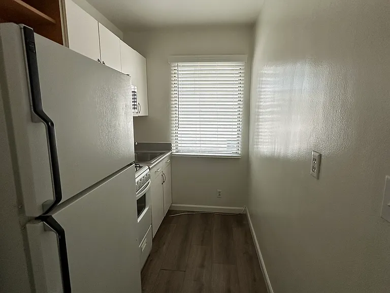 1530 Granville Ave #8 — Photo 13