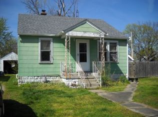 706 Stewart St, Carmi, IL 62821