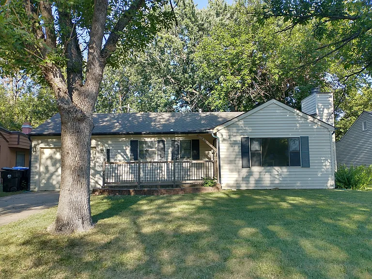 2416 SW Duncan Dr — Photo 1