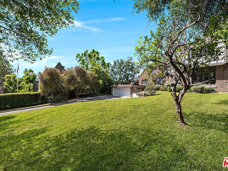 2441 Glendower Ave — Photo 3