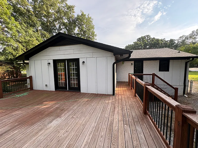 1055 College Station Rd — Photo 2