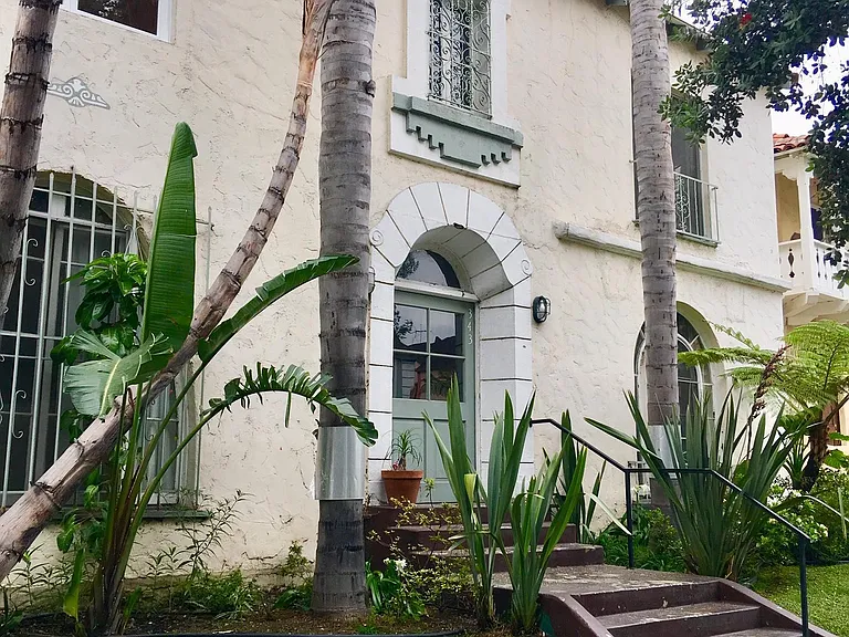 341 N Curson Ave — Photo 10