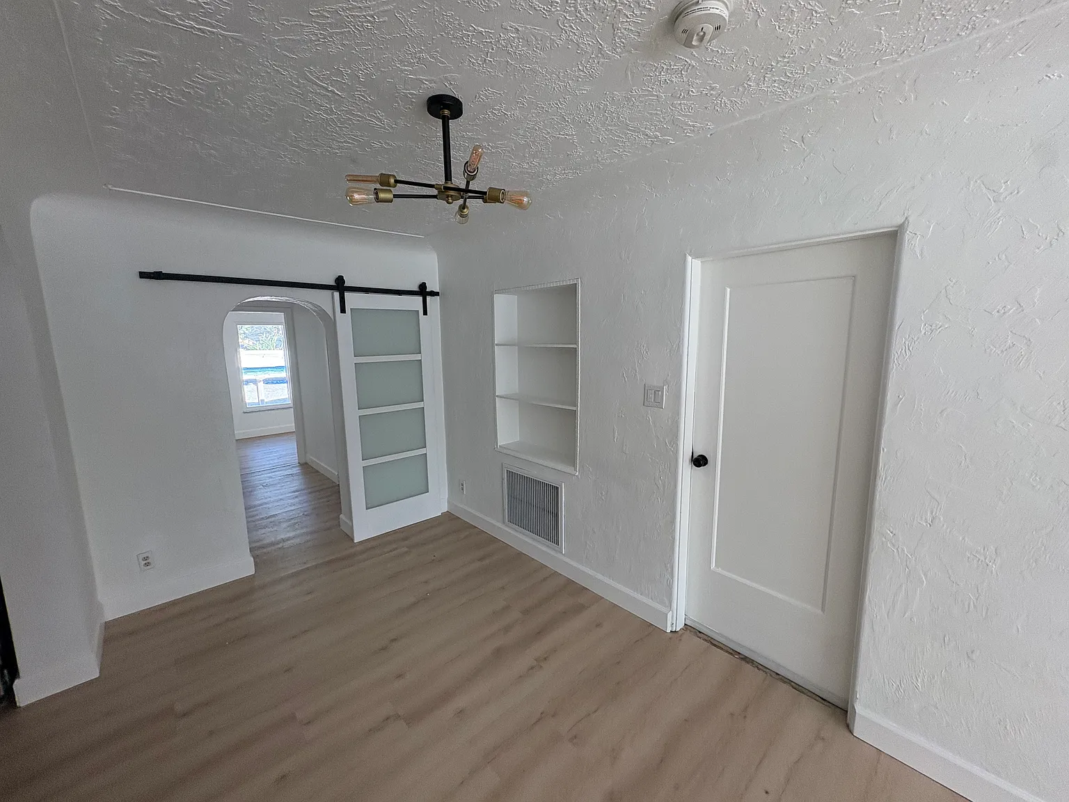 3 bed, 1300 sqft, $2,850 — Photo 4