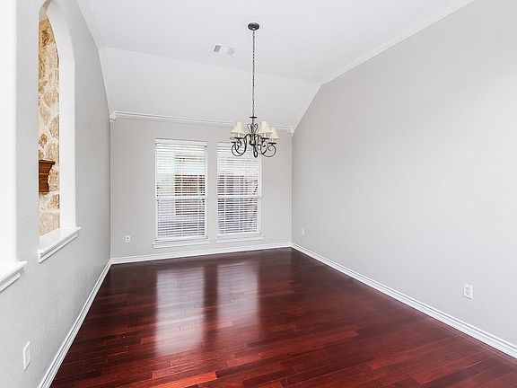 4th image of 2205 Lorrie Ln