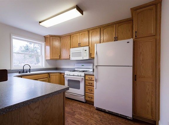 4th image of 5 Glenbrook Dr