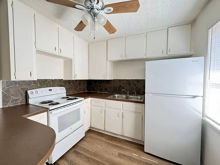 306 W Valley Rd — Photo 4