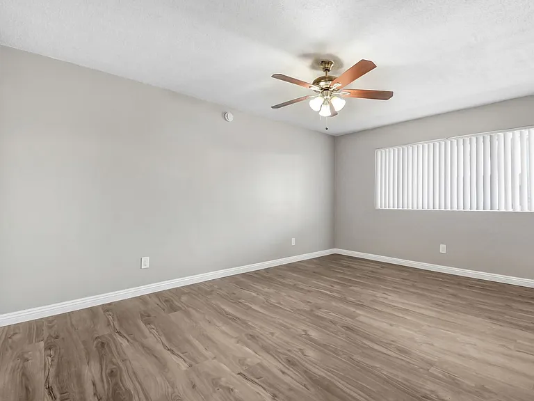 El Royale Apartments — Photo 10