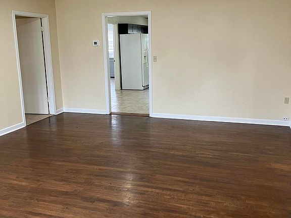 3rd image of 300 Juanita St