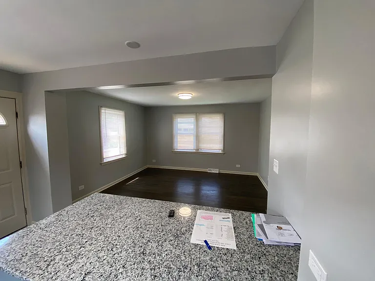 10126 S Clifton Park Ave — Photo 2