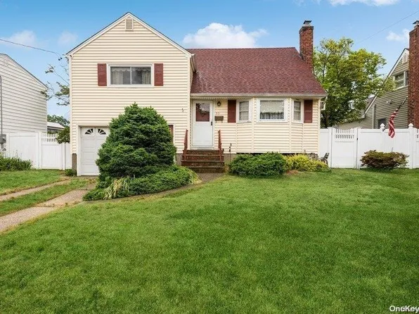 53 Westgate Road, Massapequa Park, NY 11762