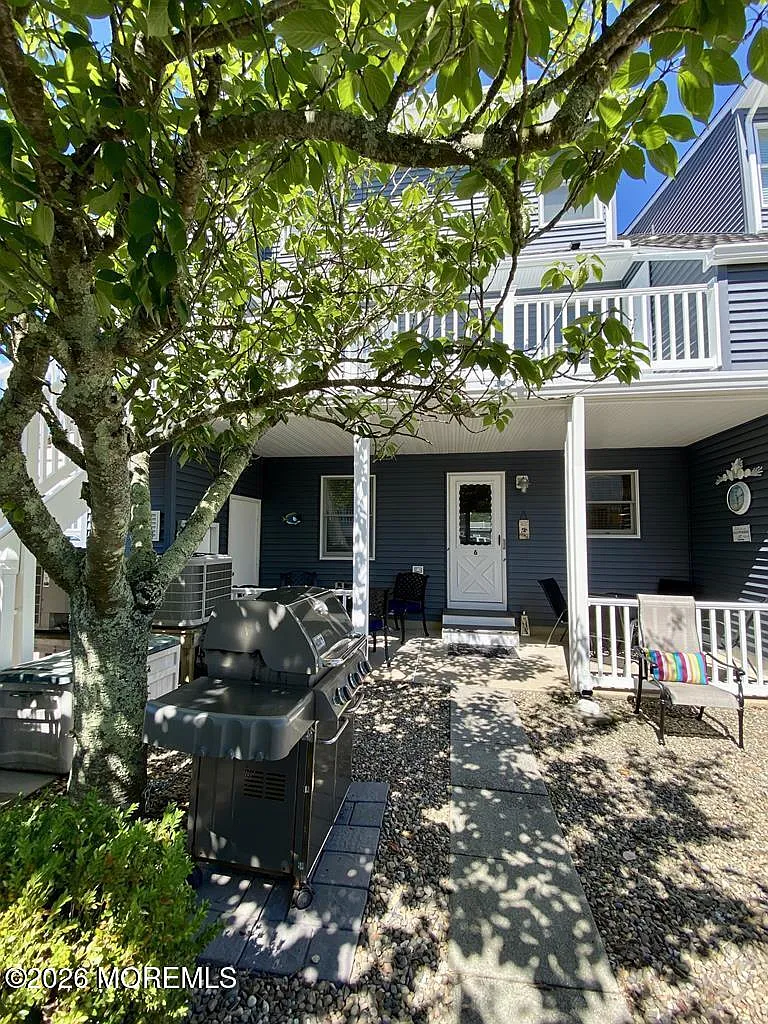 2 bed, 810 sqft, $2,450 — Photo 1