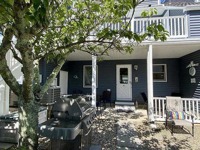 10 SE Central Ave #6 — Photo 1