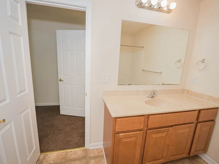 403 Parkview Ct — Photo 15