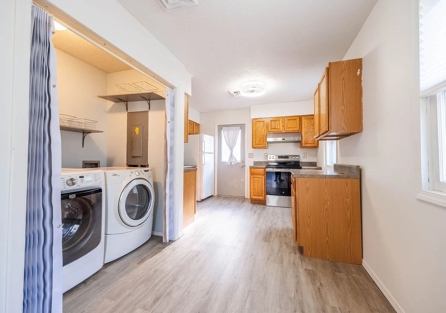 2 Bedroom / 1.5 Bathroom House in Savoy with 2-Car Garage — Photo 4