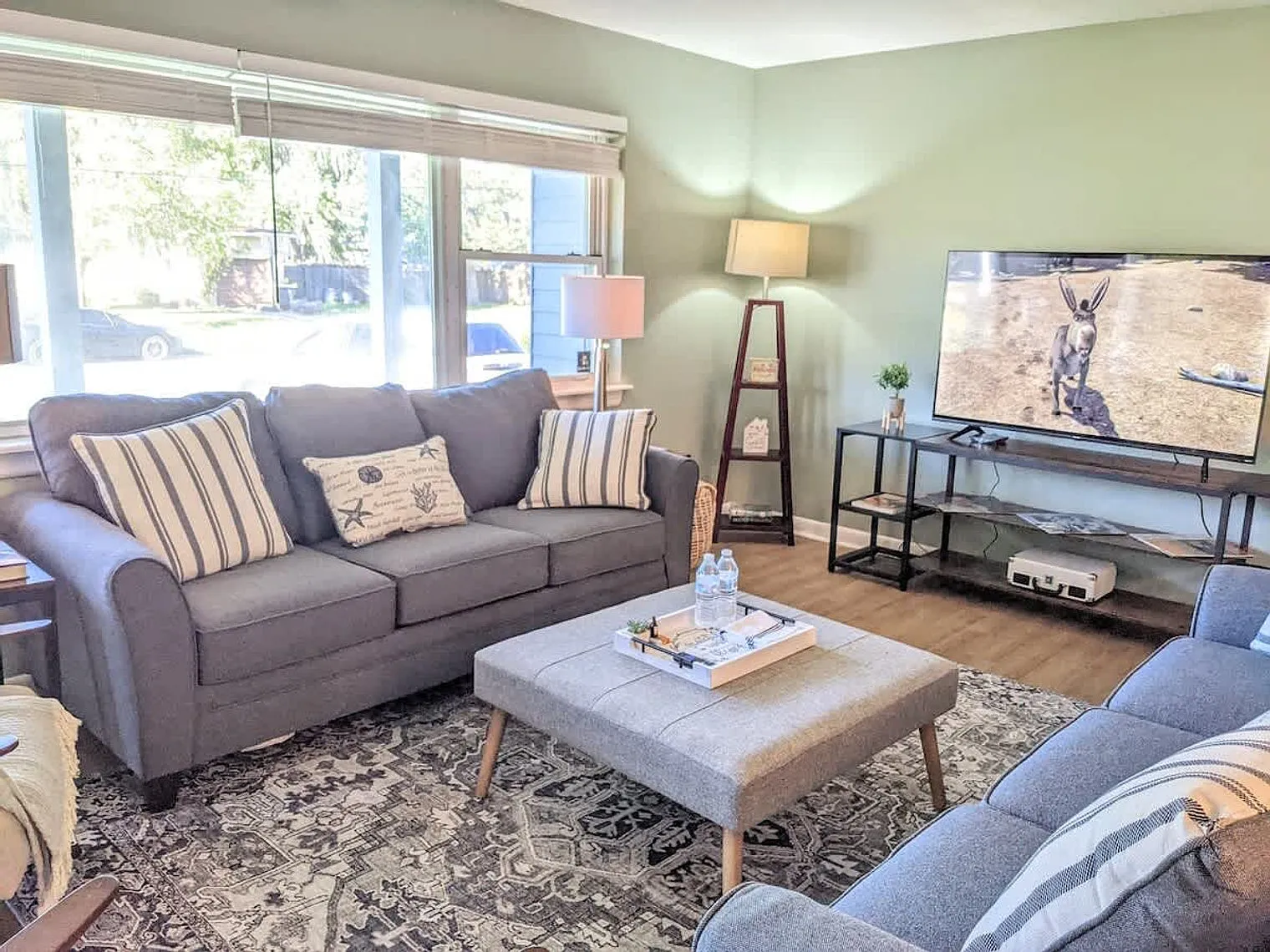 3 bed, 2.0 bath, 1410 sqft, $1,974 — Photo 2