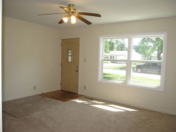2nd image of 712 Lincolnwood Dr