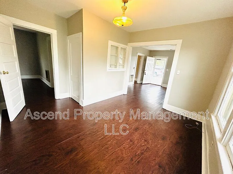 2 bed, 1.0 bath, $1,095 — Photo 3