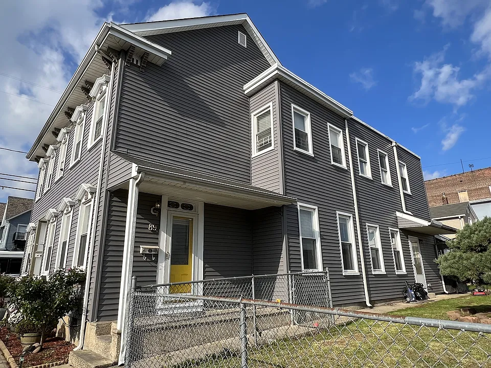 89 Lewis St
