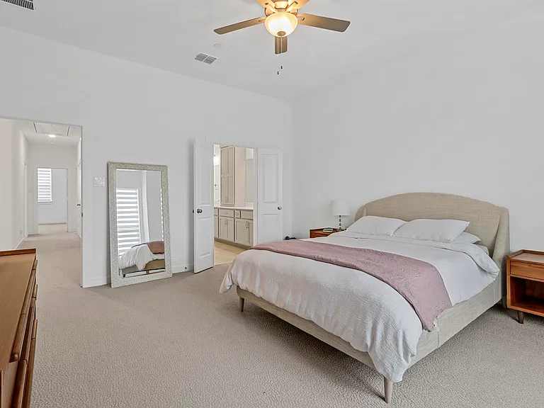 Main bedroom with walk in closet