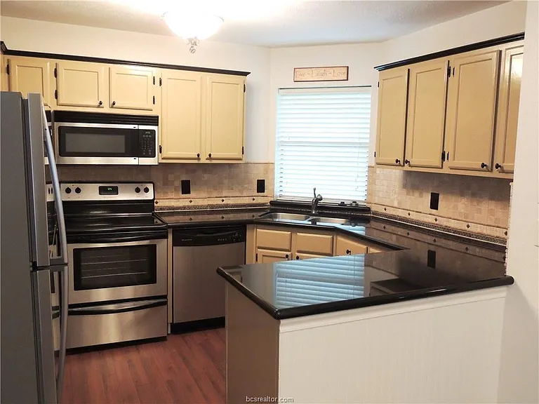 806 Camellia Ct — Photo 2