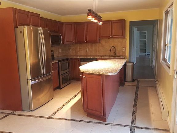 3rd image of 9 Hideaway Ln