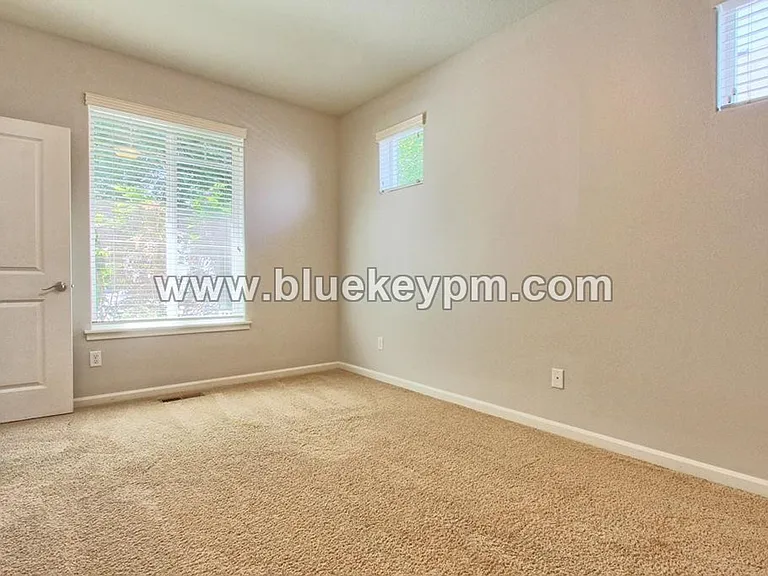 1200 SE Rasmussen Blvd — Photo 11