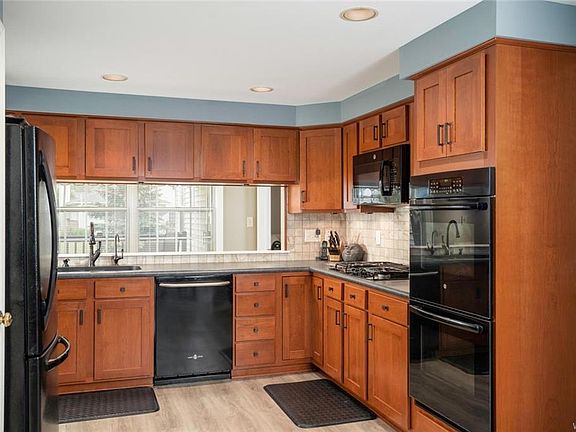 5th image of 33 Crabapple Ct