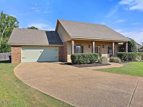 3rd image of 808 Clubhouse Dr