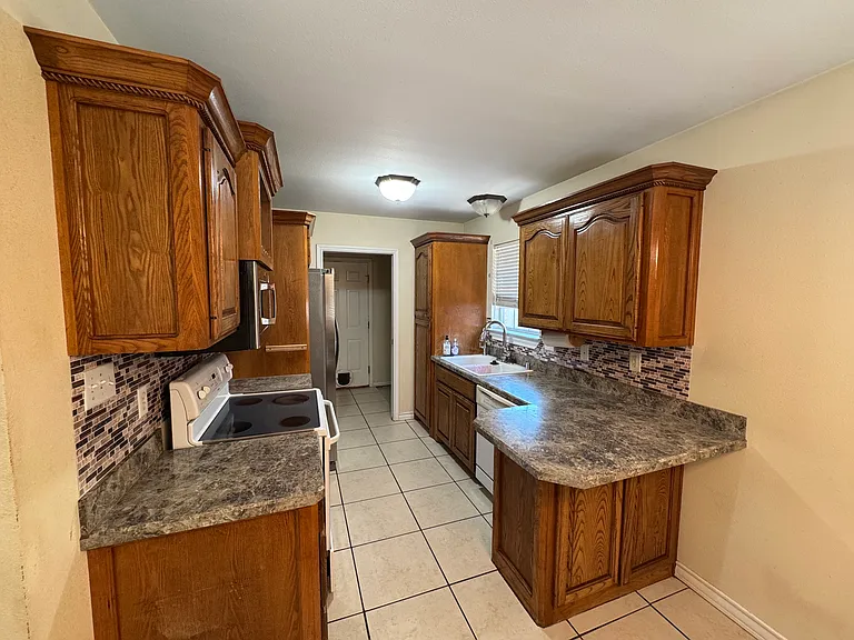400 W Dengar Ave — Photo 4