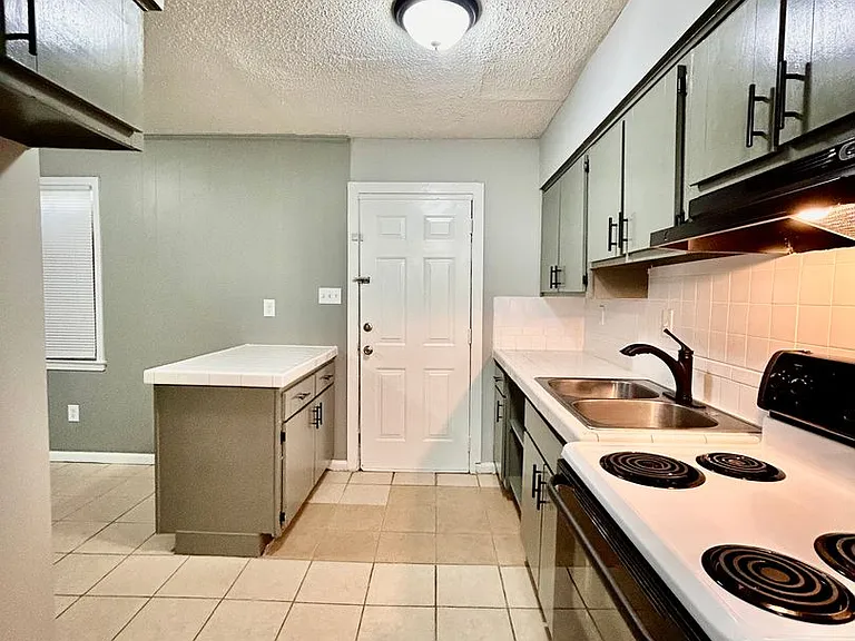 975 N White Station Rd — Photo 4