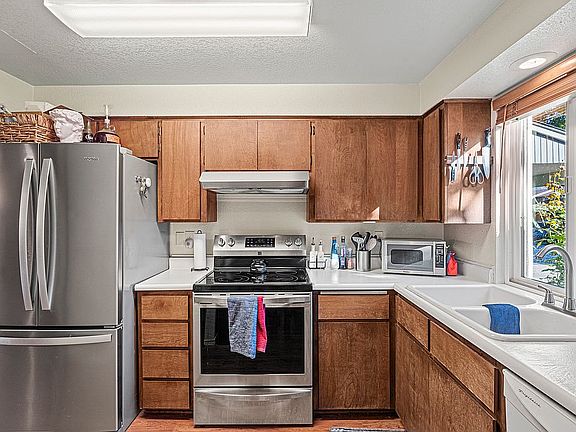 5th image of 1022 SE Camelot Dr