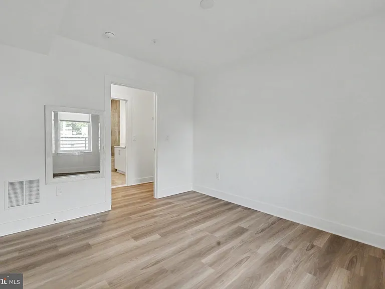 701 N Henry St #206 — Photo 43