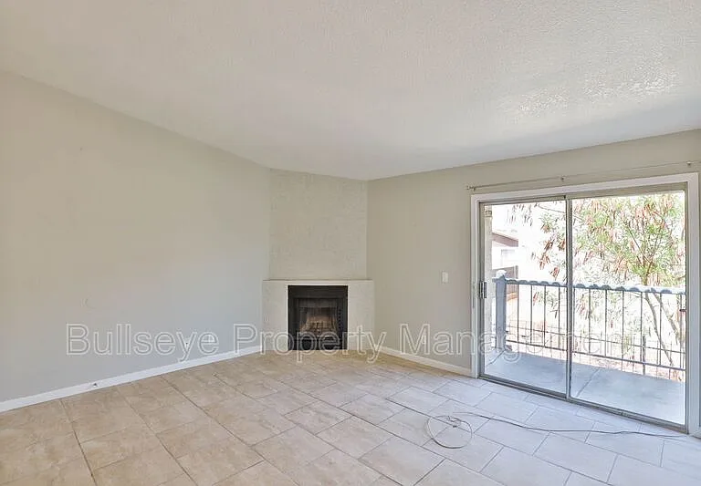 1540 W Mercer Ln #4 — Photo 3