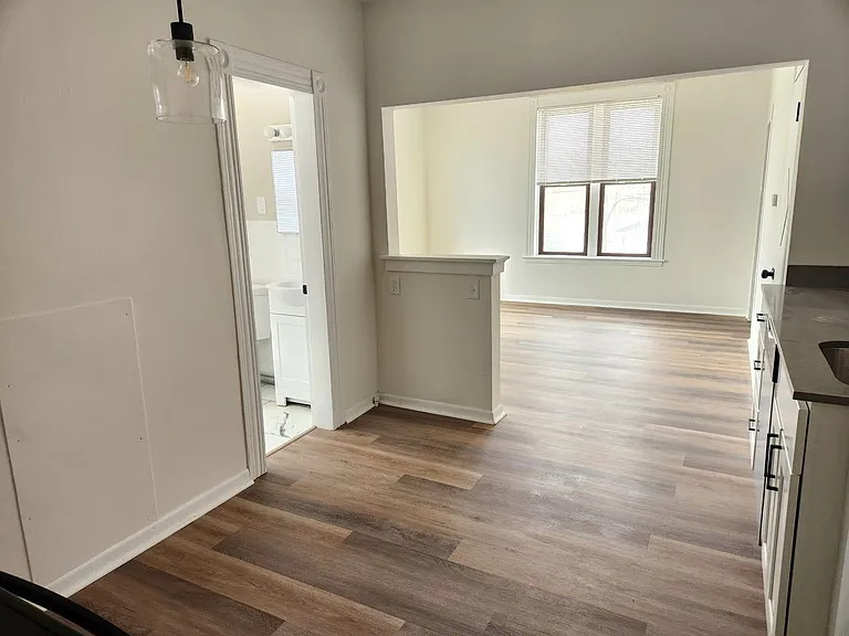 136 W Pearl St — Photo 2