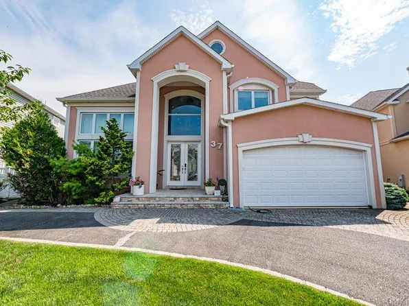 37 Crescent Cove Cir, Seaford, NY 11783