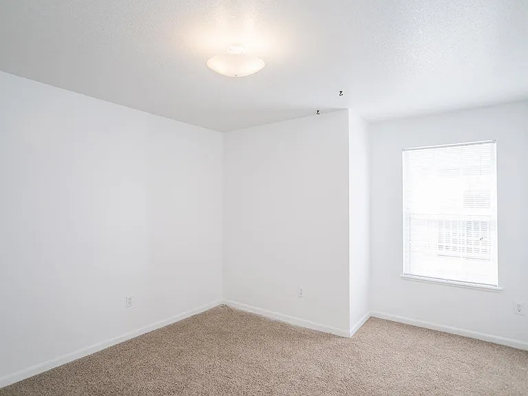 August Place Apartments — Photo 29
