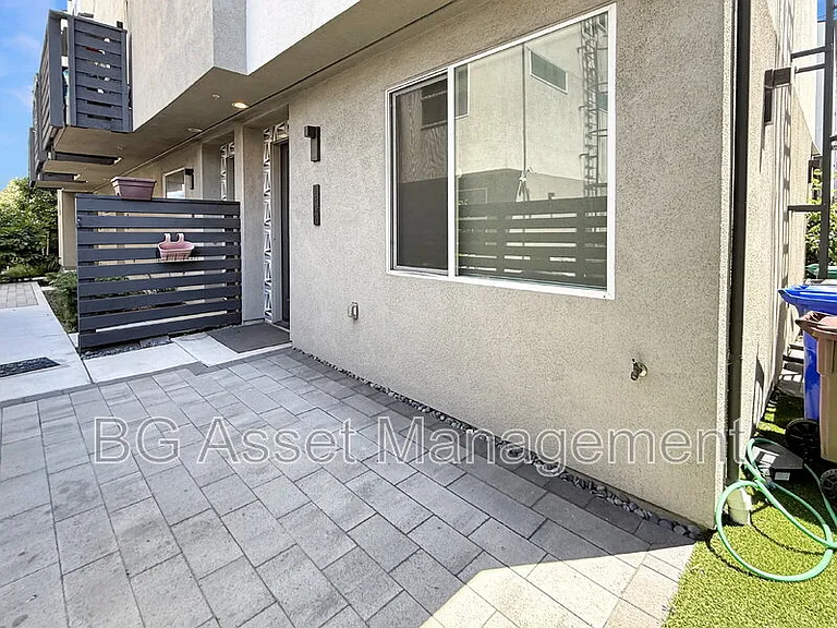 3909 Wattling St — Photo 36