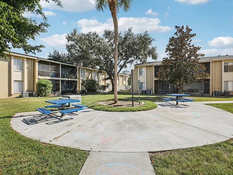 Silver Palms Apartments — Photo 21
