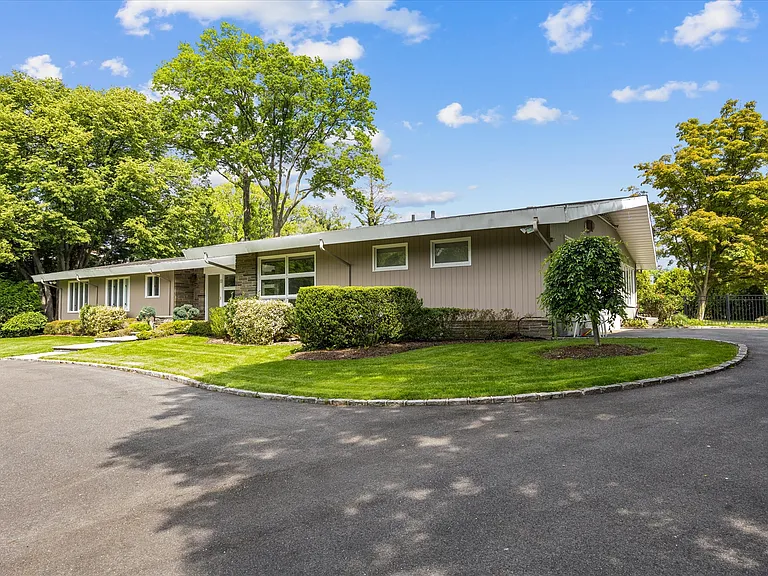 11 Flower Ln — Photo 2