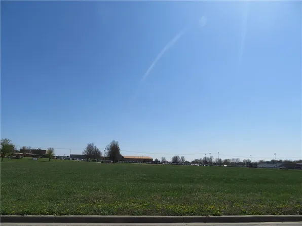 Hedge Ln, Paola, KS 66071